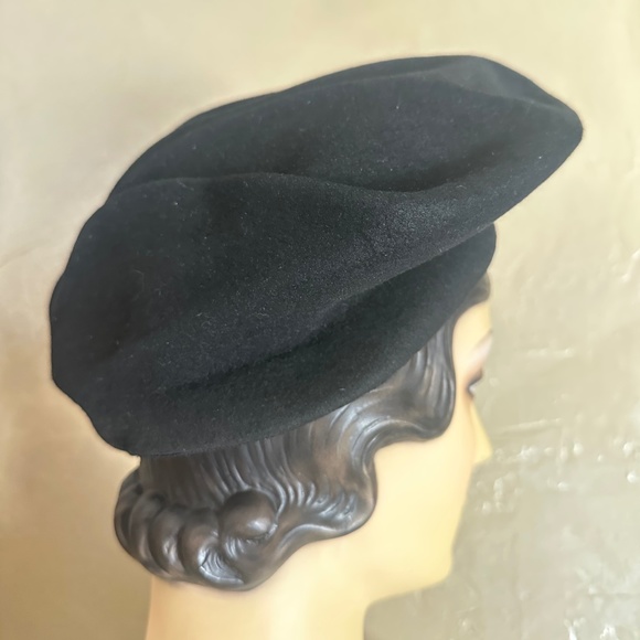 FASHIONABLE 1940s\' BLACK FELT INTRICATELY FOLDED BERET + GROSGRAIN TRIM + BROOCH main image 10